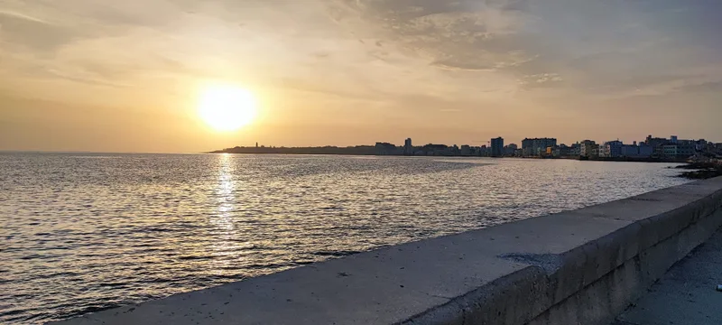 Amanecer en el Malecón de La Habana