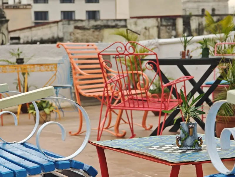 Bunte Stühle und ein Schachtisch auf der Dachterrasse