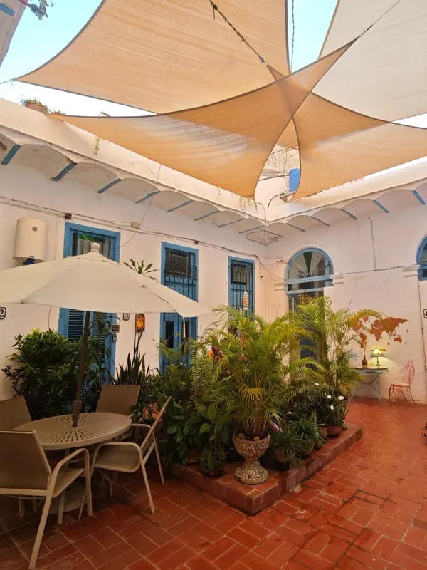 Patio de la maison avec des auvents, des plantes et des arcs en plein cintre