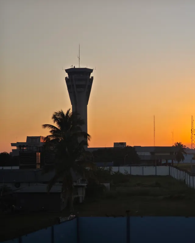 Tour de contrôle d'un aéroport au coucher du soleil